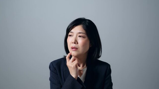 考え込む女性
