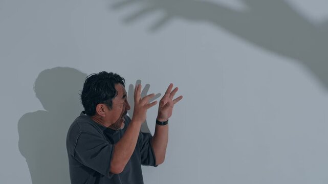 怪物の影に怯える男性