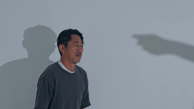 クレームを受け謝罪する男性