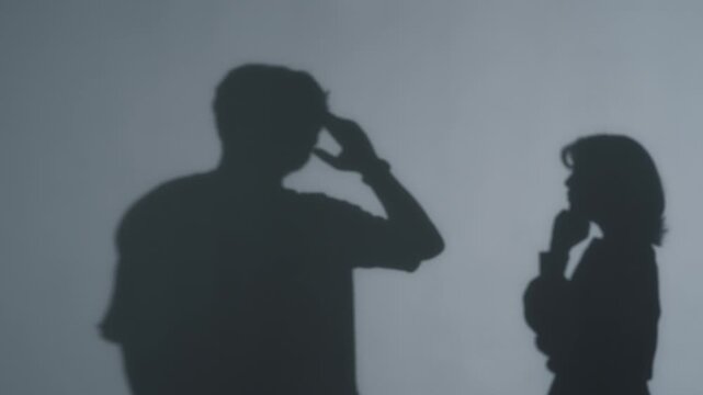 悩む男女のシルエット