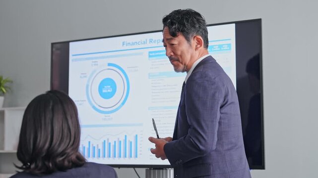 画面を見ながら会議するビジネスパーソンのグループ