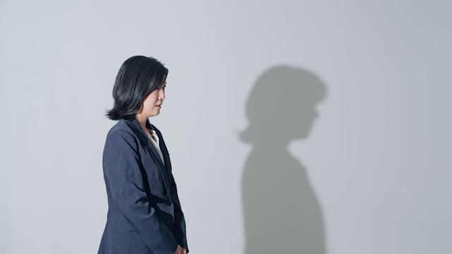 謝罪する女性ビジネスパーソン