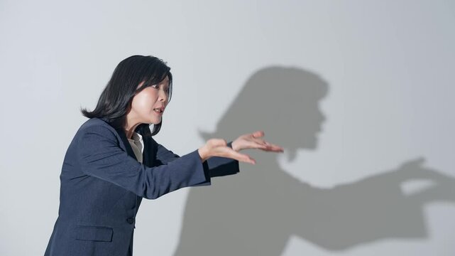 口論する女性ビジネスパーソン