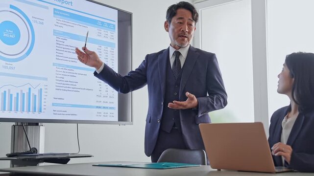 画面を見ながら会議するビジネスパーソンのグループ