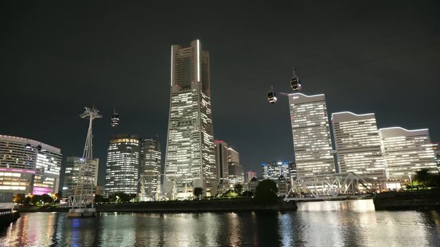横浜みなとみらいの高層ビル群のライトアップと水辺の反射　都市夜景