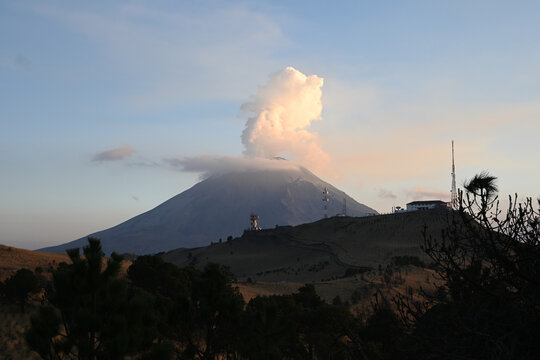 Vista del Popocat&eacute;petl emitiendo fumarola bajo cielo azul