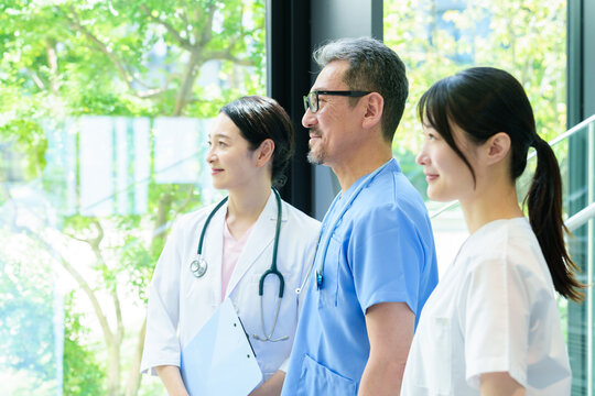 病院で働く医師と看護師のポートレート