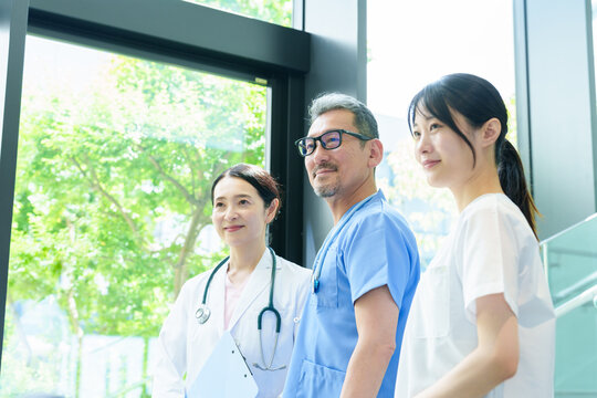 病院で働く医師と看護師のポートレート