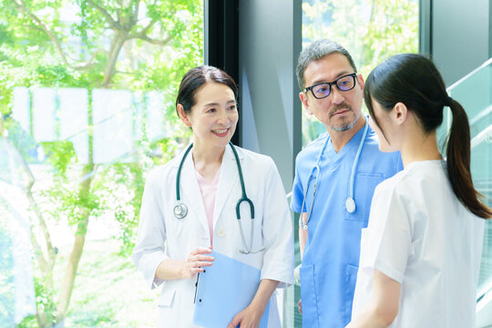 病院で打ち合わせをする医師と看護師