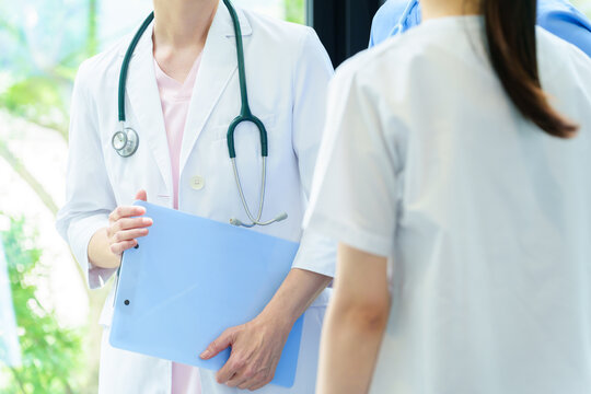 病院で打ち合わせをする医師と看護師