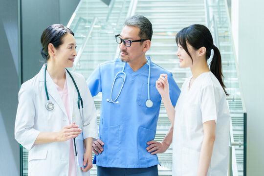 病院で打ち合わせをする医師と看護師
