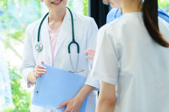 病院で打ち合わせをする医師と看護師