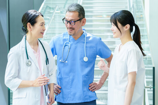 病院で打ち合わせをする医師と看護師