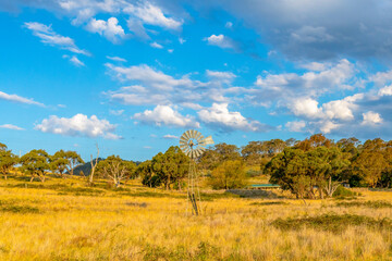 Obraz premium Snowy Monaro Region countryside under a blue Summer sky with clouds