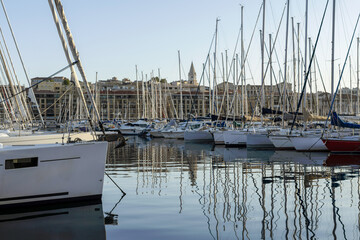 Bateaux de plaisance à quai dans le Vieux-Port de Marseille © PPJ
