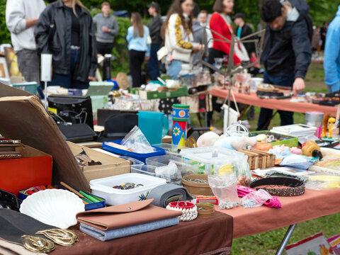 Bares f&uuml;r Rares - Flohmarkt Stand mit Tr&ouml;del - St&ouml;bern, Kaufen und Verkaufen