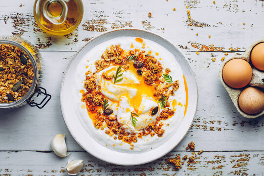 oeufs poch&eacute;s &agrave; la turque cilbir yaourt beurre fondu au piment et granola croustillant sal&eacute;