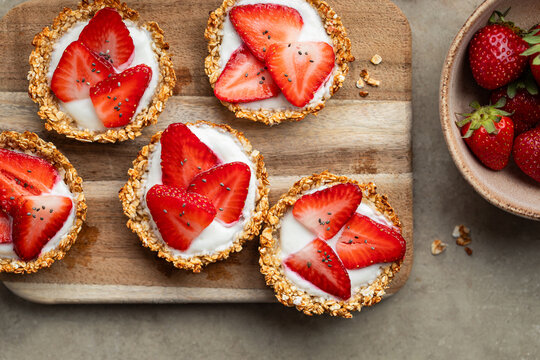 tartelettes saines fait maison aux fraises, flocons d'avoine et cr&egrave;me de coco