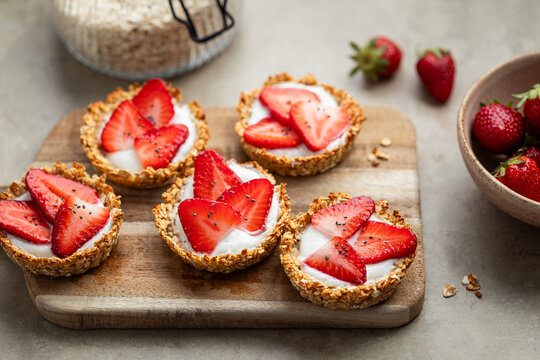 tartelettes saines fait maison aux fraises, flocons d'avoine et cr&egrave;me de coco
