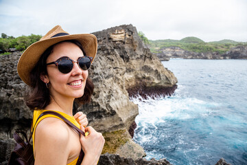 Naklejka premium Woman traveling nusa penida enjoying coastal ocean view
