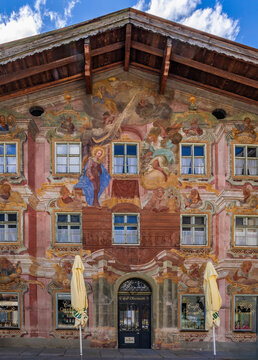 Historische H&auml;user mit L&uuml;ftlmalerei in Mittenwald, Werdenfelser Land, Oberbayern, Bayern, Deutschland