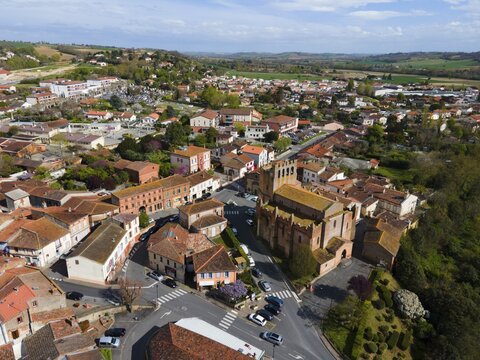 Aerial view of a town with centre around a large church, clear street structure visible, parish church &Eacute;glise Saint-Pierre-et-Saint-Ph&eacute;bade, Venerque, Haute-Garonne, Occitania, France