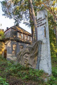 Stele with Cyrillic letters and relief of a soldier in front of the ruins of the officers' house, lost place of the officers' mess at the W&uuml;nsdorf military base, former headquarters of the Soviet Army High Command, Zossen, Fl&auml;ming, Brandenburg, Germany
