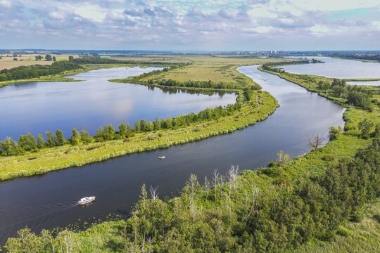 Aerial view, drone photo: Boats on the river Peene with wetlands and lakes, in the background the town of Anklam, Flusslandschaft Peenetal nature park Park, Anklam, Mecklenburg-Western Pomerania, Germany
