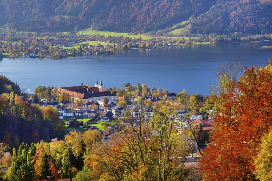 Panorama of the village and lake with the monastery castle in autumn, Tegernsee, Tegernsee, Tegernsee valley, Mangfall mountains, Bavarian Alps, Upper Bavaria, Bavaria, Germany