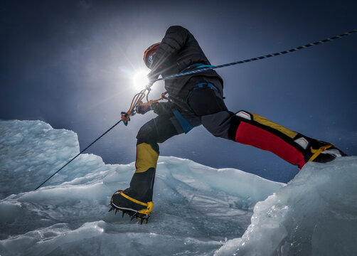 Nepal, Solo Khumbu, Everest, Mountaineers climbing on icefall