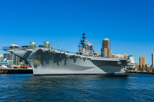 USA, California, San Diego, Skyline of San Diego with the USS Midway, aircraft carrier