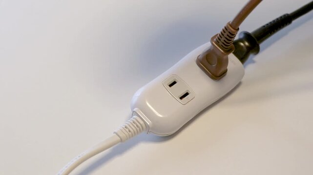 電源タップにプラグを差し込む