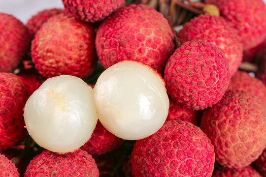 Fresh Lingshan Lychees with Peeled White Flesh, Guangxi China