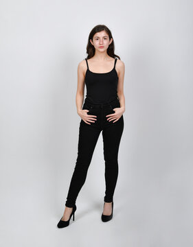Polaroid-Aufnahme eines jungen weiblichen Models in schwarzer Kleidung vor neutralem Hintergrund. Nat&uuml;rliche Ausstrahlung, Fashion-Casting, Sedcard und Model-Portfolio.