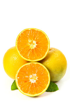 Fresh Hubei Oranges Cut in Half Showing Rich Orange Flesh and Vitamins - Summer Citrus Fruit