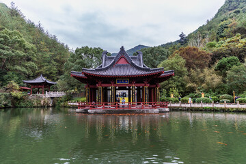 Naklejka premium Traditional Chinese Pavilion on Water in Jinyun Mountain Landscape
