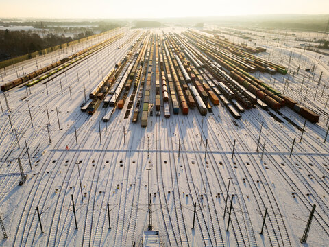 Winterlich schneebedeckte Schienen- und Gleisstrecken auf den Abstellgleisen und Rangierstrecken des Rangierbahnhofes und G&uuml;terbahnhofes Maschen. Rangierbahnhof Maschen. Seevetal, NIEDERSACHSEN, Germa