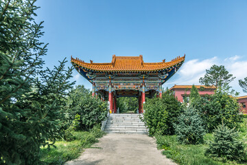 Obraz premium Tibetan Buddhist Temple with Golden Curved Roof and Traditional Architecture