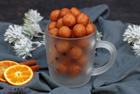 Traditionelle deutsche Marzipankartoffeln in einem Glasgef&auml;ss mit Zimt und getrockneten Orangen.