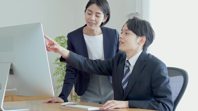 パソコンを見る上司と部下