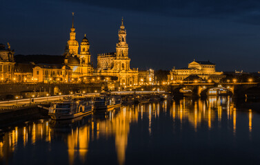 Obraz premium Dresden Night Skyline - Elbe River Reflections, Germany