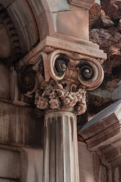 Elements of architectural decorations of buildings, columns, pommel and arches, plaster moldings, plaster patterns. On the streets in Spanish, public places.