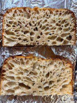 Detalle de la miga alveolada de una focaccia artesanal reci&eacute;n horneada &mdash; fotograf&iacute;a iPhone 17 Pro