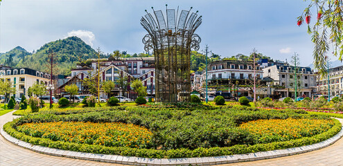 Obraz premium A panorama view across the garden of Sapa Lake Square in Sapa, Vietnam, in the morning