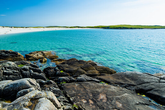 Rocky shoreline and turquoise water at Dogs Bay near Roundstone, Connemara, County Galway. Scenic white sand beach on the Wild Atlantic Way beside Gurteen Bay, Ireland