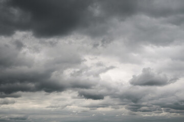 Obraz premium Dramatic storm clouds for the background. Isolated summer storm clouds before a thunderstorm. Dark storm clouds before the rain. Bad weather. A heavenly landscape of clouds in the sky on a rainy day.