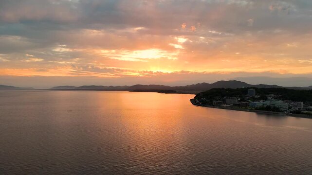 Serene lake sunset with reflections and calm water aerial view
島根県宍道湖の夕陽ドローン空撮