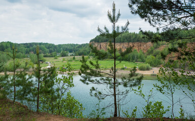 krajobraz ze skałami nad stawem 1 © Mariusz Sowula
