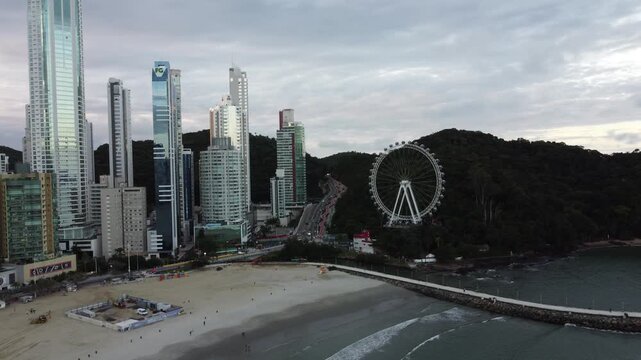 Roda gigante em Balne&aacute;rio Cambori&uacute;