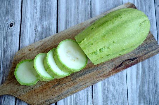 Świeża cukinia na naturalnym tle. Fresh zucchini harvested from the garden, healthy and versatile vegetable used in cooking, vegetarian dishes and healthy eating concepts.